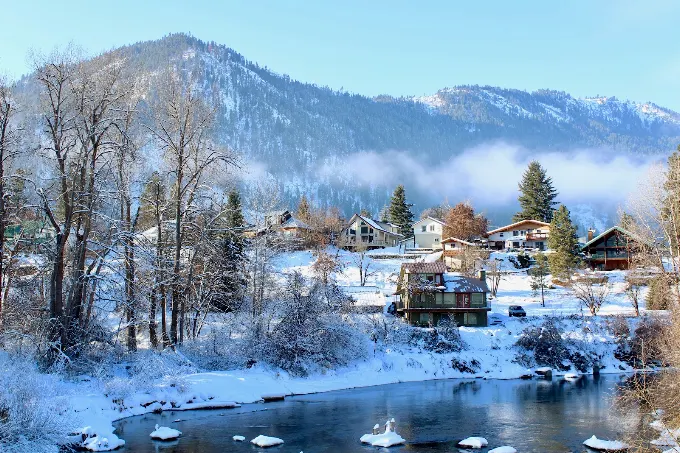 Snowy riverside near Leavenworth with misty mountains